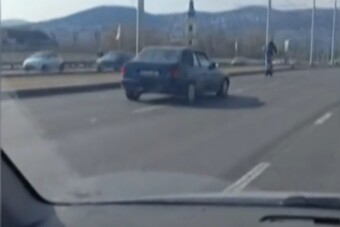 Az autók között cikázott egy rolleres az Árpád hídon