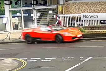 Bringatároló darálta végig a Ferrarit, nézni is rossz