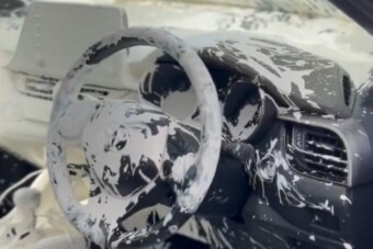 Festékkel pakolta tele az autóját, az első koccanásnál baj lett belőle