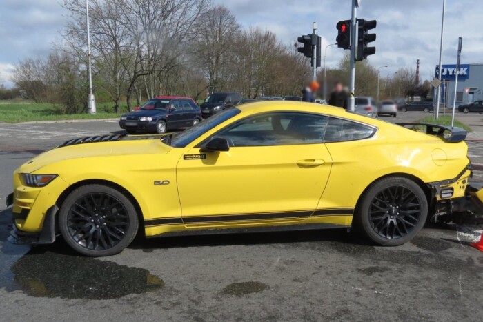 Ittasan törte rommá a szülinapi Mustangot