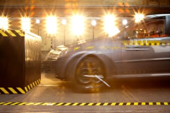 Esélyük nincs a törésteszten a túl modern autóknak