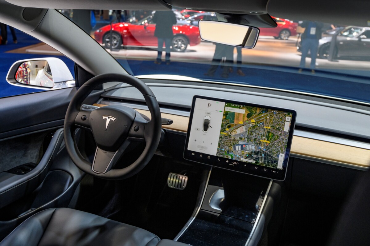 Lanzamiento de los coches autónomos de Tesla a las carreteras
