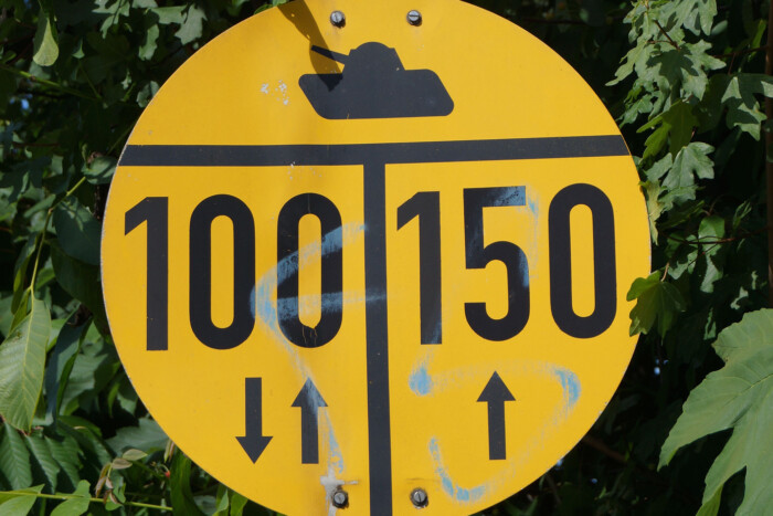 Ezt jelenti az ismeretlen sárga közlekedési tábla lánctalpassal