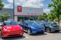 Kirúgta az összes marketingesét a Tesla 1