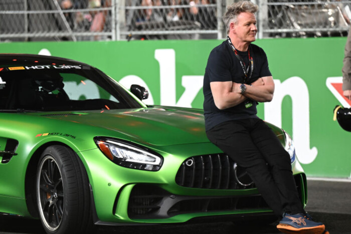 Olyan autót vett a sztárséf, hogy leesik az állad