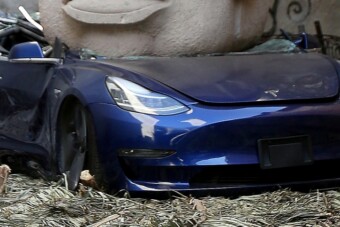 Összezúzott Teslából lett művészet