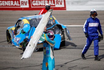 Kilökték, majd a saját autója darabját vágta az ellenfeléhez