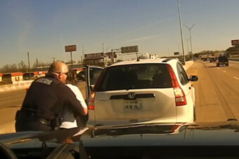 Egy rendőr feldélezti kamerája felvette az életmentést