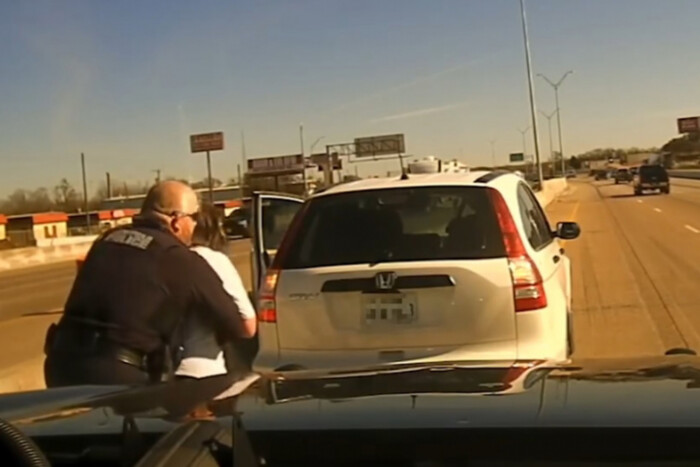 Egy rendőr feldélezti kamerája felvette az életmentést