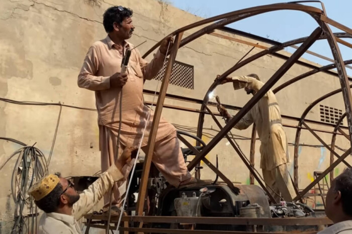 Ámulva bámultuk ahogy buszt építenek nulláról egy pakisztáni hátsó udvarban