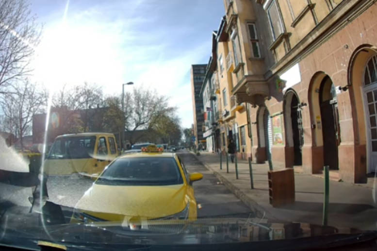Átlagautós tanította móresre a tolakodó taxist Budapesten