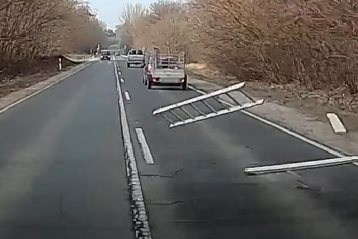 Alacsonyan szállt a létra és a deszka egy magyar útszakaszon