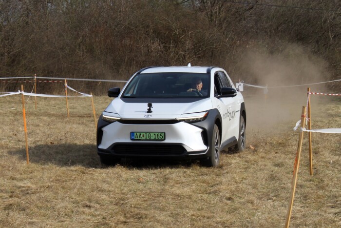 Ezzel a villanyautóval árkon-bokron átmehetsz 15