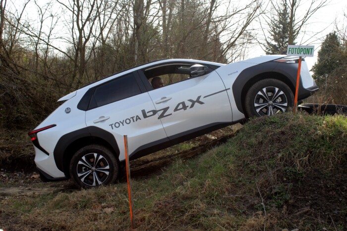 Ezzel a villanyautóval árkon-bokron átmehetsz 19