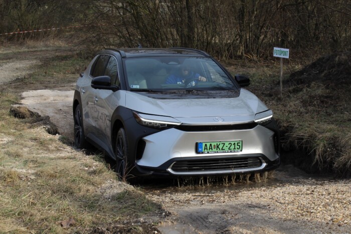 Ezzel a villanyautóval árkon-bokron átmehetsz 18