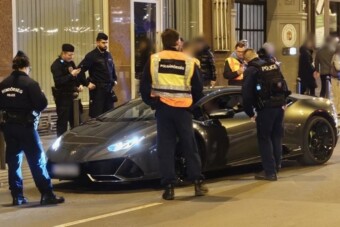 Razziát tartottak a pesti rendőrök, egy Lambót és egy Maseratit is megállítottak