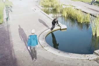 Nézz embereket, ahogy lefejelnek dolgokat a nyílt utcán