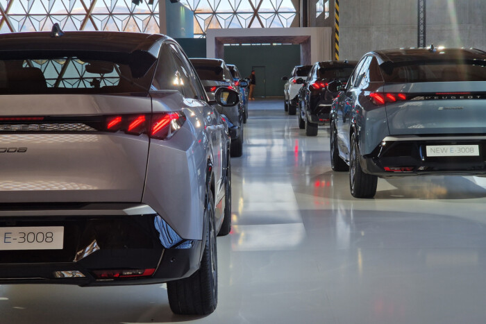 Viccet mesél, 700 km-re jut az új elektromos Peugeot 8