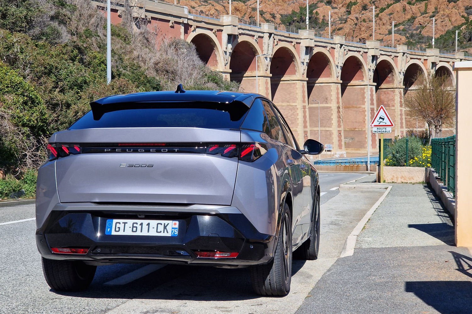 Viccet mesél, 700 km-re jut az új elektromos Peugeot 8