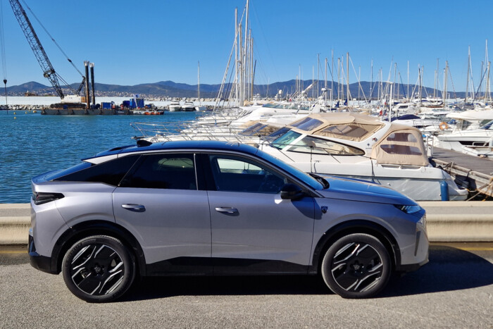 Viccet mesél, 700 km-re jut az új elektromos Peugeot 6