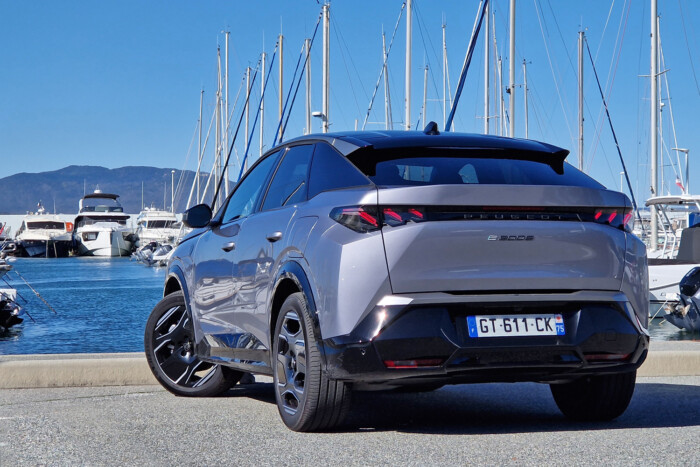 Viccet mesél, 700 km-re jut az új elektromos Peugeot 15