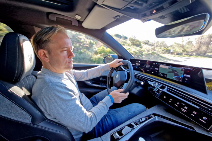 Viccet mesél, 700 km-re jut az új elektromos Peugeot 16