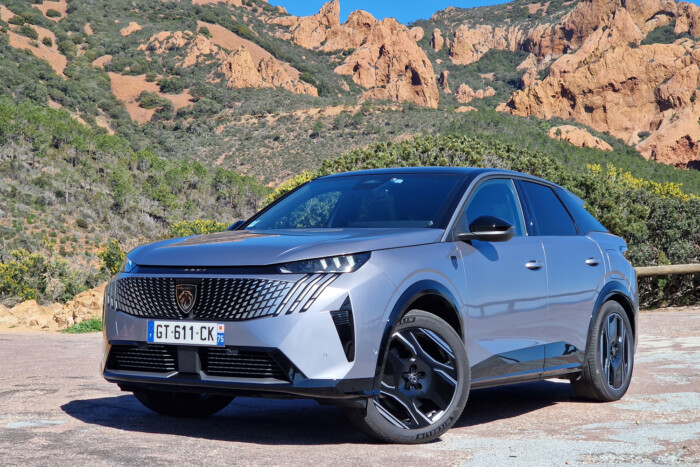 Viccet mesél, 700 km-re jut az új elektromos Peugeot 17