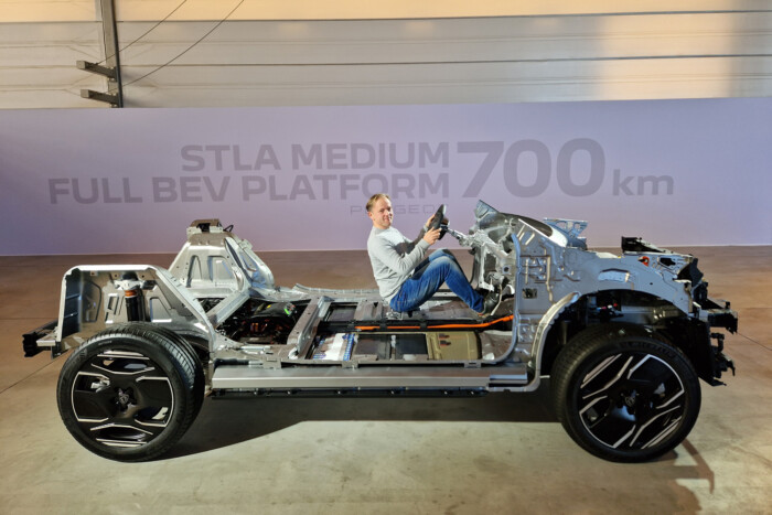 Viccet mesél, 700 km-re jut az új elektromos Peugeot 13