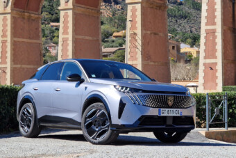 Viccet mesél, 700 km-re jut az új elektromos Peugeot