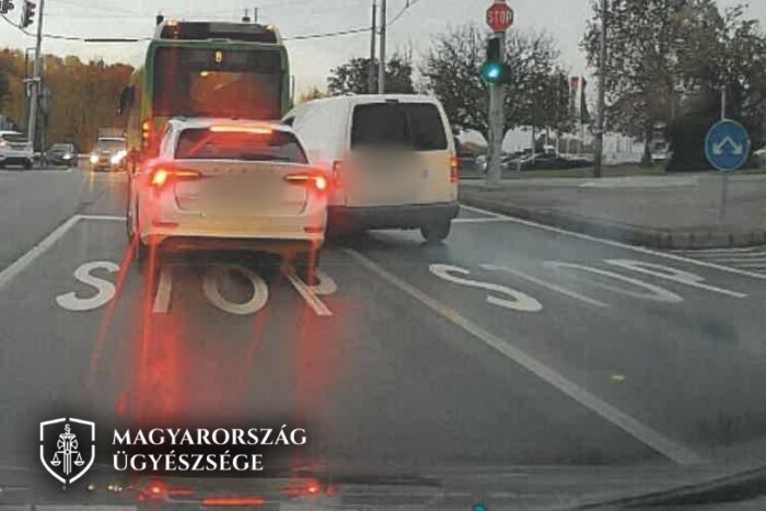 Bottal fenyegetőzött a kereszteződésben a pécsi ámokfutó 1 | Vezess Bottal fenyegetőzött a kereszteződésben a pécsi ámokfutó 1