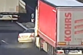 Elrántotta a kormányt a terelésnél, pont jött egy kamion az M3-ason