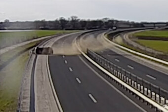 Szinte a szeme láttára borultak fel az M85-ösön, simán továbbhajtott