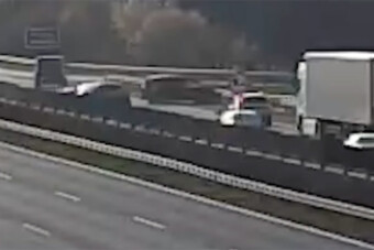 Nem vette észre, hogy áll a sor, nagyot csattant az M7-esen