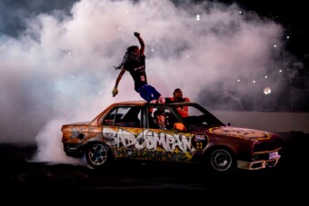 Aki igazán belevaló, egyszerre driftel és táncol