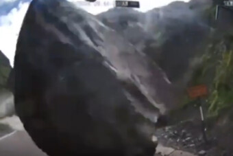 Nincs keményebb hétindító a kamionokat összezúzó sziklaomlásnál