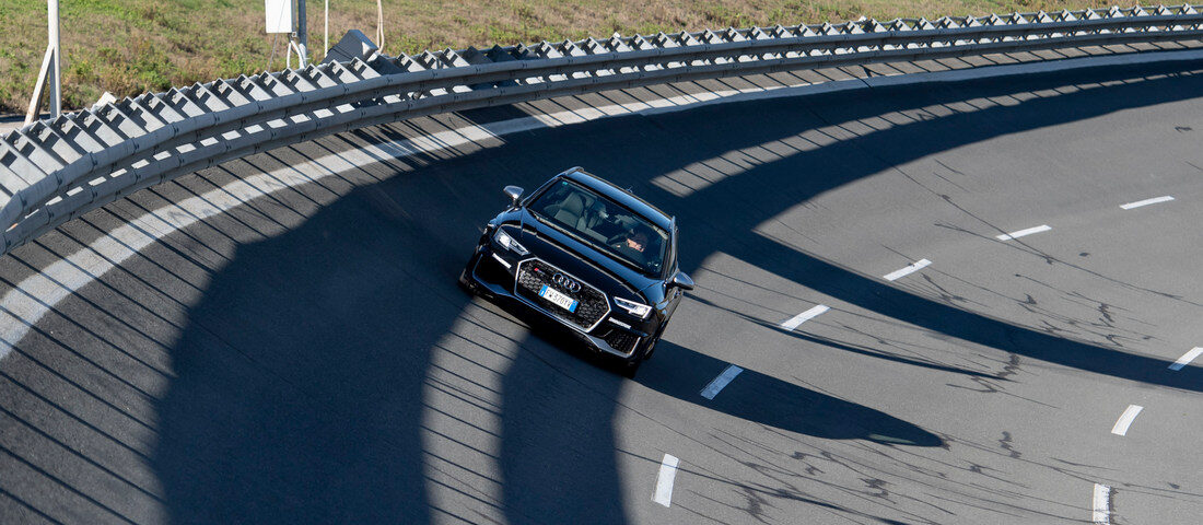 250-nél rángatni a kormányt, itt természetes