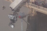 Csoda, ahogy megmentették a hídról lelógó sofőrt 3