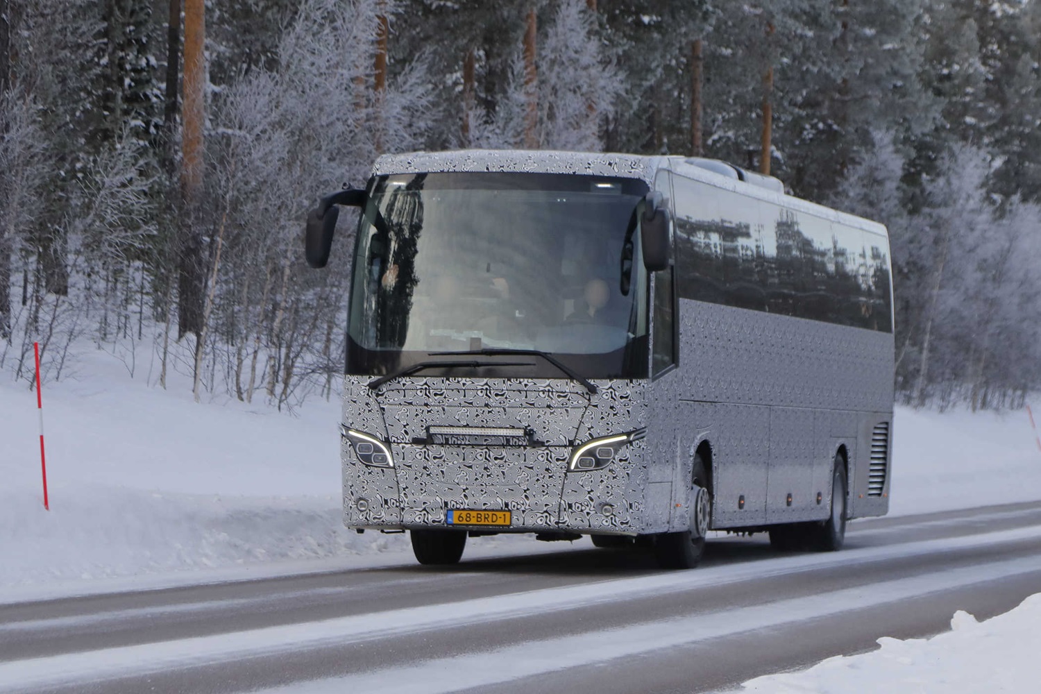 Rejtélyes álcázott busz járja az utakat