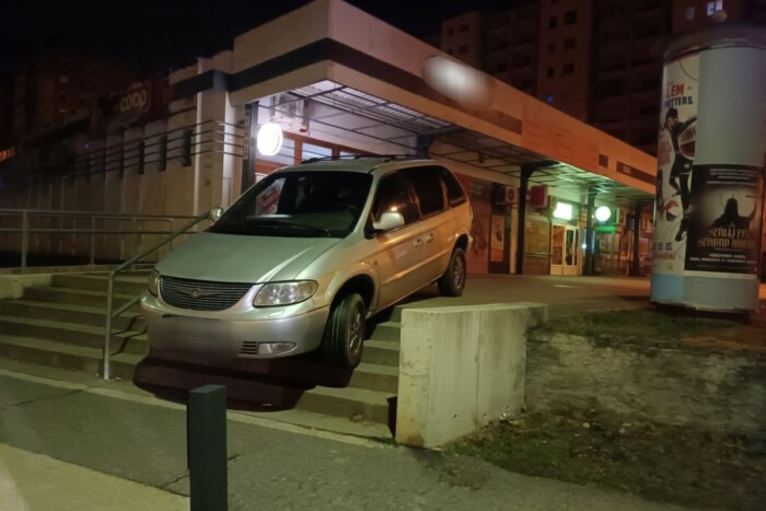 Elakadt a lépcsőn Veszprémben, megpróbált elbújni a rendőrök elől az autós 1 | Vezess Elakadt a lépcsőn Veszprémben, megpróbált elbújni a rendőrök elől az autós 1