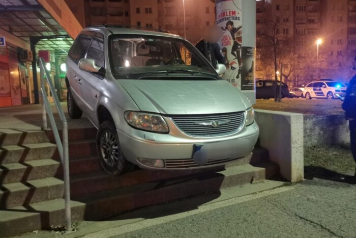 Elakadt a lépcsőn Veszprémben, megpróbált elbújni a rendőrök elől az autós 2 | Vezess Elakadt a lépcsőn Veszprémben, megpróbált elbújni a rendőrök elől az autós 2