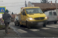 Halálos áldozatok ezreit szimbolizálja egy frissen felfestett zebra 2