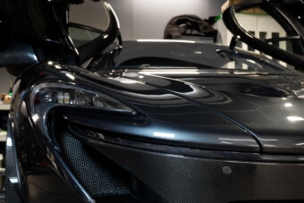 Ingyenleckét ad méregdrága kocsijához az F1 világbajnoka