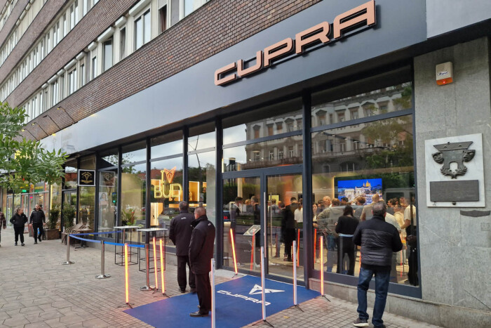 Olyan autószalon nyílt Budapesten, ahol nem lehet autót venni