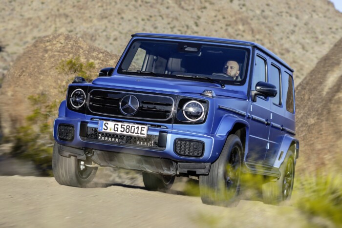 Helyben fordul, némán üvölt a legújabb Mercedes 16