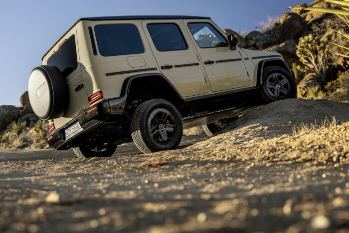 Helyben fordul, némán üvölt a legújabb Mercedes 8