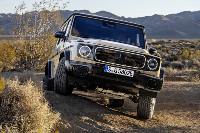 Helyben fordul, némán üvölt a legújabb Mercedes 15