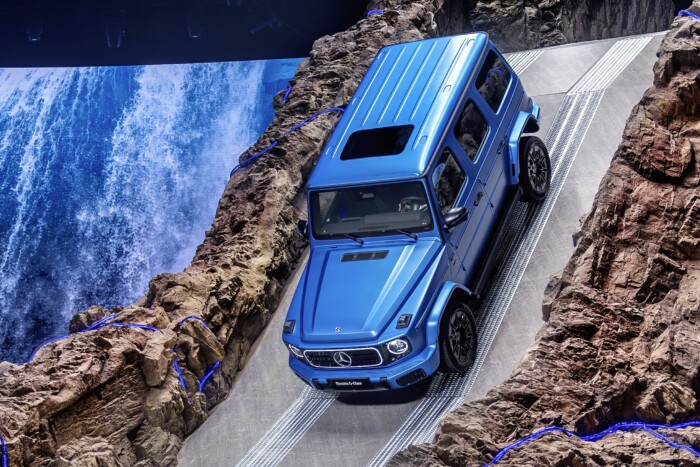 Helyben fordul, némán üvölt a legújabb Mercedes 7