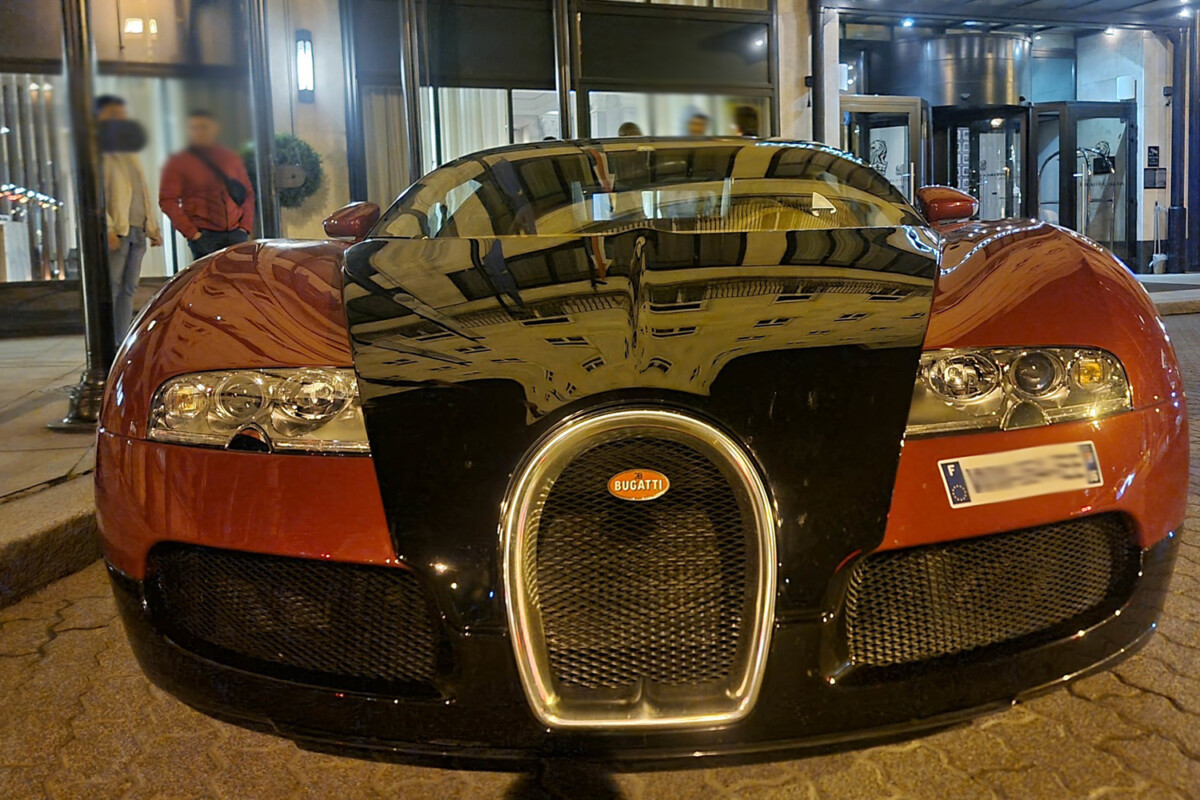 Un coche raro y caro está aparcado delante de un hotel en Budapest. ¿Lo has visto?