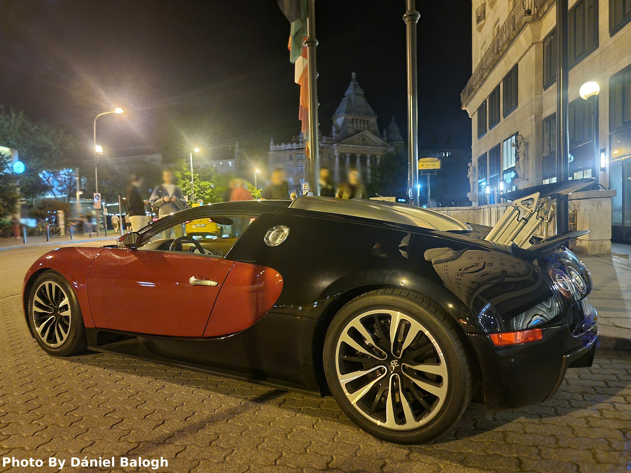 Un coche raro y caro está aparcado delante de un hotel en Budapest. ¿Lo has visto?  1