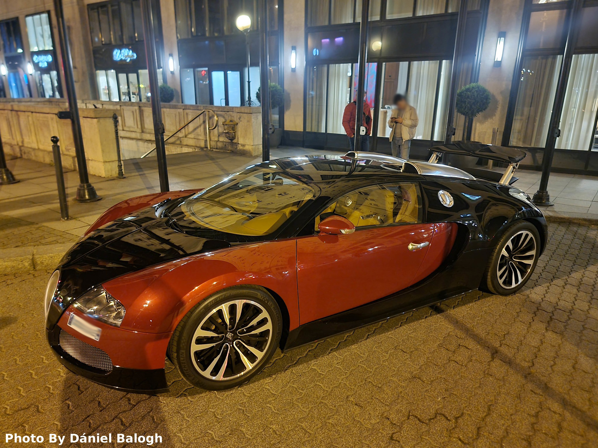 Un coche raro y caro está aparcado delante de un hotel en Budapest. ¿Lo has visto?  2